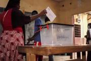 Une femme vote dans un bureau dans le quartier Camayenne. Le 18 octobre 2020.